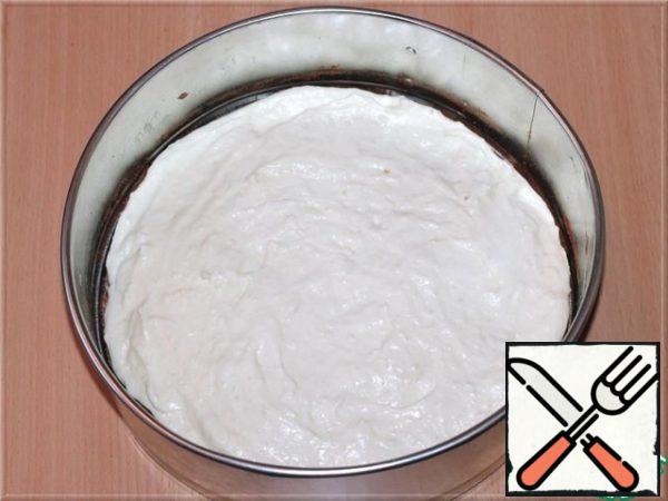 We collect the "Bird's Milk" cake. Put one flatbread in a split ring. Pour half of the souffle on top and send it to the freezer for a few minutes so that the souffle catches a little. It hardens quickly.
