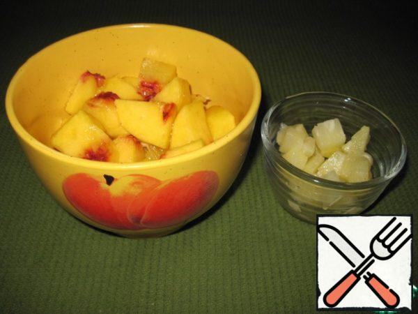 Fold in a bowl, add the pineapple, diced.