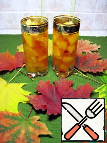 Place in a tall glass of ice fruit, pour tea. Serve with a straw and a spoon. In this recipe you can use both fresh and canned fruit.