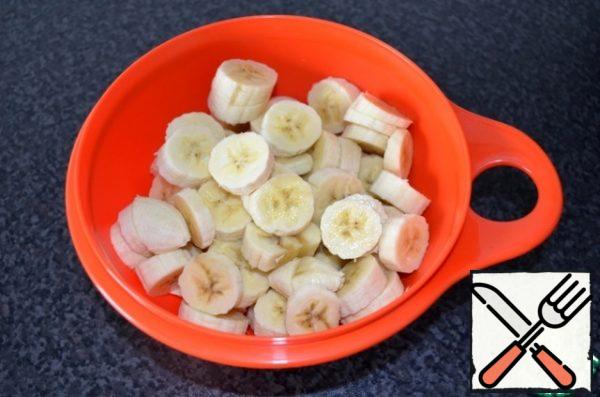 Clean the cooled bananas and cut into pieces.