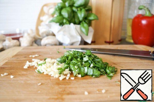 Secret #2: homemade sauce is tastier (and healthier) than machine sauce, and even more ketchup.
For the simplest sauce, you need to chop the basil and garlic. Garlic is added at will, in my opinion, it interacts well with basil, although garlic, and especially onion, is not recommended to be added to pizza sauce.