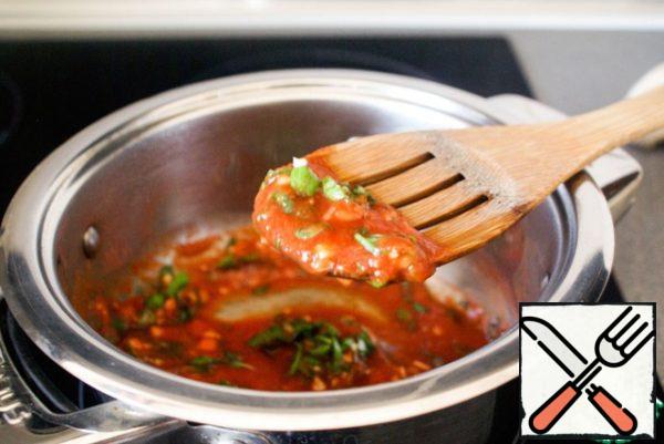 Boil the tomato puree over low heat, add garlic, basil and dry oregano, season with salt and pepper at the end. To lubricate one cake with a diameter of 25 cm, 1.5-2 tablespoons of sauce are enough.