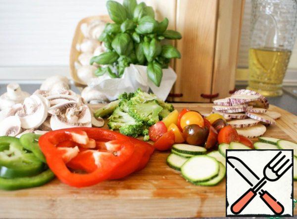 Thinly cut all vegetables: peppers-rings, eggplant and zucchini - circles, mushrooms and broccoli - plates, cherry enough to cut into halves or quarters.