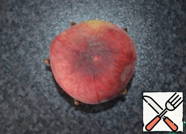 Wash the peach, make 5 incisions. The peach should give juice to your tea. Stick a clove into a peach.
