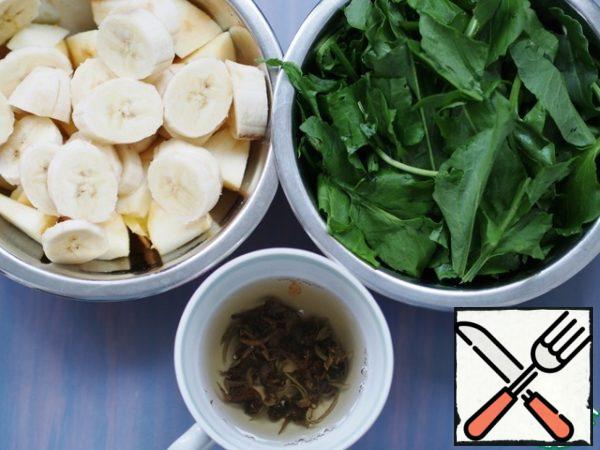 In 1/2 cup of boiling water, brew 1 teaspoon of green tea (about 5 minutes). Cut the fruit and sorrel.

