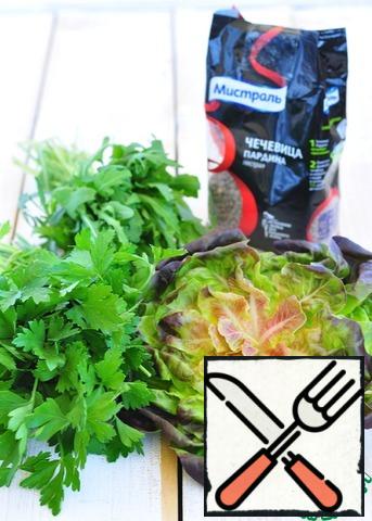 Tear lettuce leaves with your hands, chop parsley or basil, add eggplant, tomatoes, lentils. Season with olive oil, sprinkle with white wine vinegar, salt, pepper, mix well.