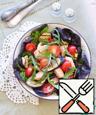 Put the salad on a plate, put the pieces of salmon or tuna on top, sprinkle with arugula, sprinkle with olive oil. If desired and available, you can sprinkle with Parmesan.