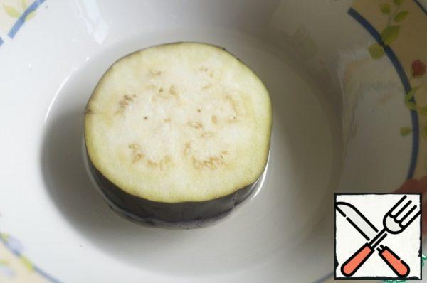 In a small bowl, pour a little sunflower oil and dip the eggplants in it from 2 sides, add salt and fry on both sides until golden brown. Remove from the mold and let cool.
