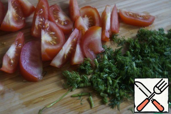Cut the tomatoes into thin slices. Finely chop the dill greens.
