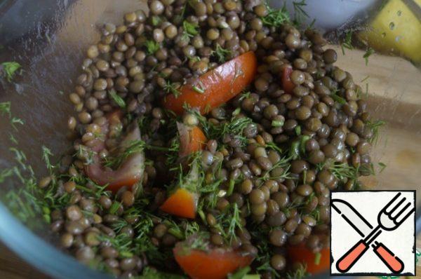 In a deep bowl put lentils, tomatoes and dill, mix.