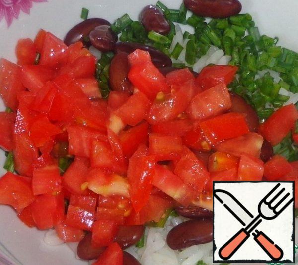Wash the tomato and cut into cubes.