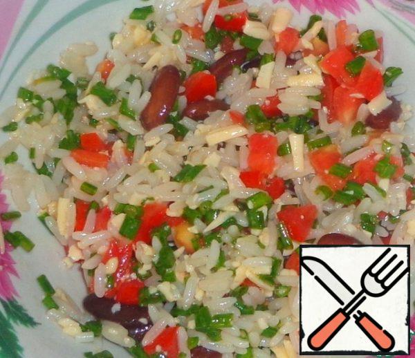 We'll make salad dressing. Mix vegetable oil with salt, sugar, ground ginger and vinegar. Pour over the salad and mix.
Put the finished salad in the refrigerator for 30 minutes. Then it can be served to the table.