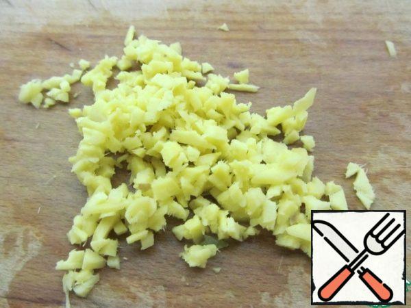 In a saucepan, add sugar and ginger cut into strips or thin slices (the smaller - the faster it will give its taste and aroma). Fill with water and bring to a boil.
