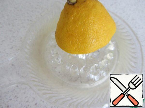 Add the lemon juice. In glasses you can add crushed ice and decorate them with a slice of lemon.