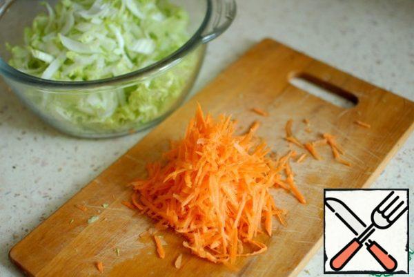 Peel the carrots and grate them coarsely.