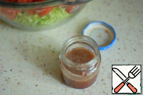 I'm making a dressing in a little jar. Close the lid and shake well. A homogeneous emulsion is obtained.