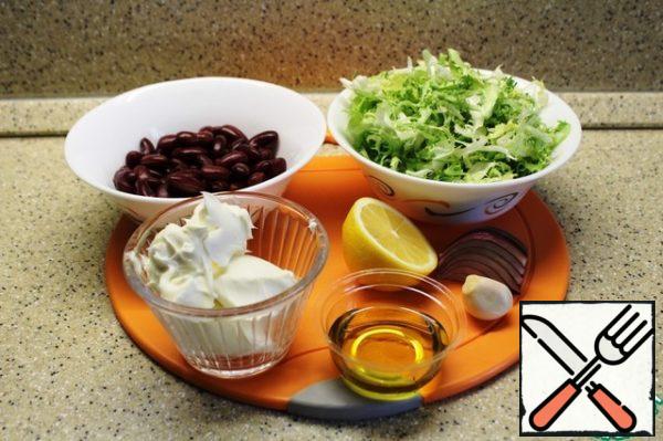 Produce to prepare a salad. Pre-drain the beans with liquid and rinse with cold water.