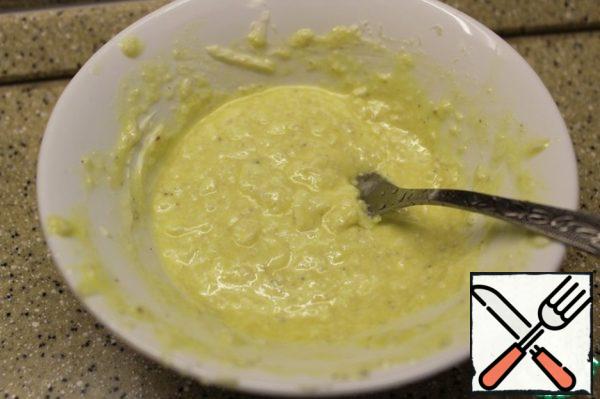 In a separate bowl combine, beat the ricotta (leave a little for decoration) with olive oil, salt and pepper, squeeze a couple of tablespoons of lemon juice.