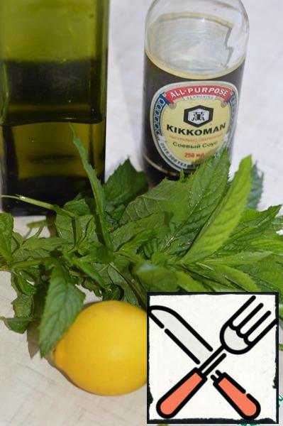 For the filling, put mint leaves, lemon juice and soy sauce in a blender bowl, and chop the pepper.
Then gradually pour in the oil.
