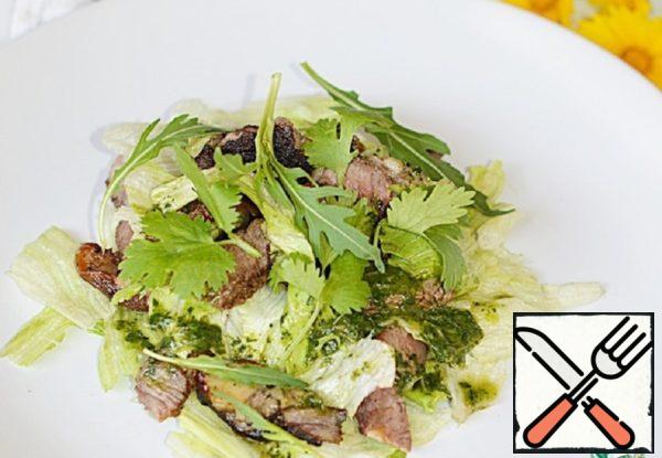 Cut the meat arbitrarily.
Put the salad, meat on a plate and pour the dressing over it.
If desired, serve, garnished with coriander leaves.