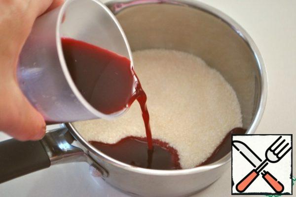 Sugar pour the juice, put on the stove, stirring, bring to a boil, do not leave the stove, because syrup can escape. Boil on medium heat for 5 min.