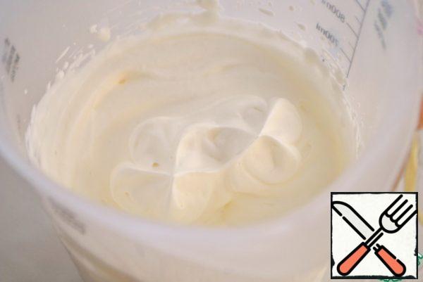 When the proteins are cooled, it will happen after 30 minutes, whisk the cream with vanilla into a strong foam.