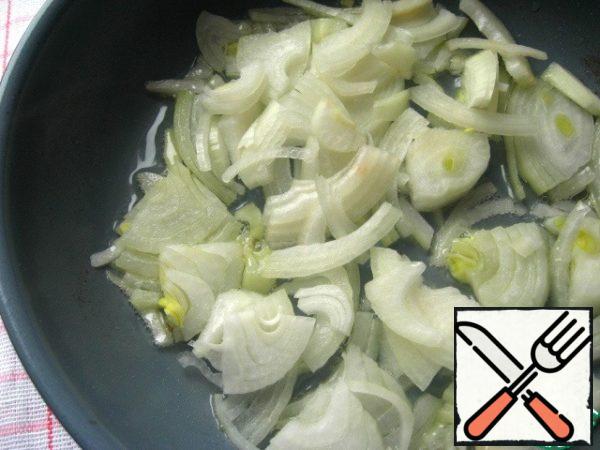 Heat olive oil in a frying pan. Fry the onion in it for 7 minutes.