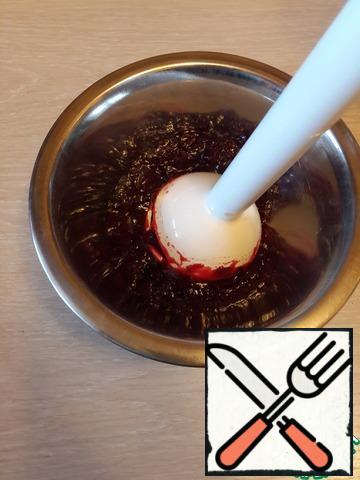 Use a blender to chop the currants into puree.