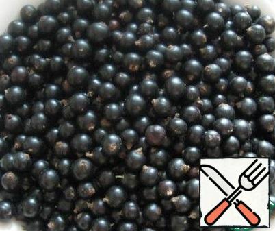 Ripe black currant is well washed on a sieve, allow to drain the water completely.