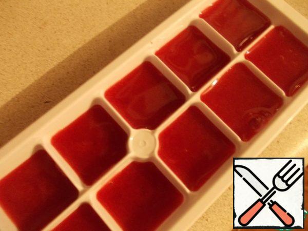 Fresh juice is poured into ice molds and sent to the freezer. If you want to numerosity ice for future use, then just throw the ice from the mold in the package and back in the freezer.