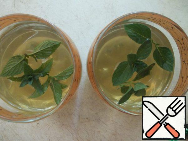 When the tea cools down, strain it through a strainer and pour into glasses. You can add a few mint leaves.
