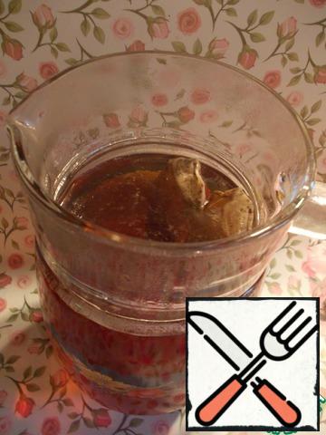 In the pitcher put 2 tea bags of tea, pour 2 liters of boiling water, brew, remove the bags. Tea put the fruit.