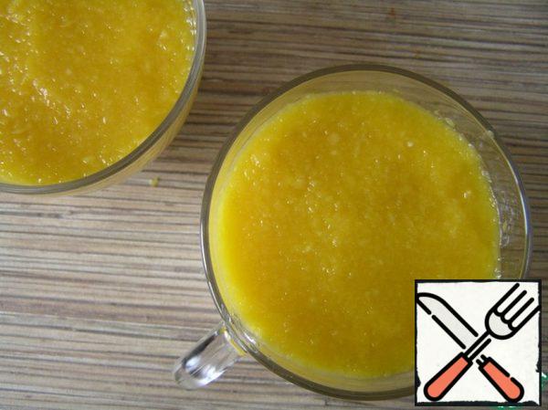 Whisk mango puree with a blender with powdered sugar and lemon juice.
