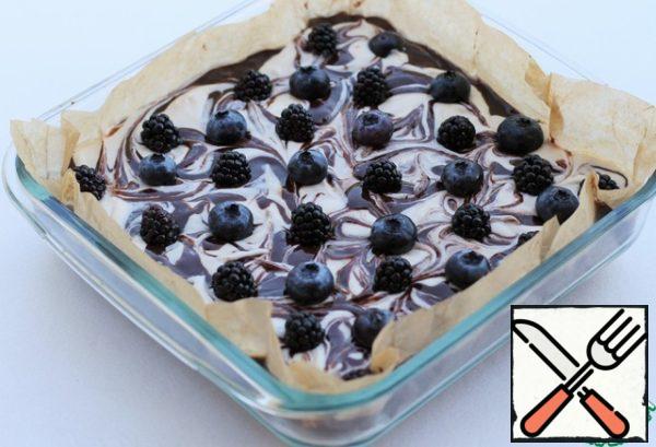 Spread the blackberries and blueberries and push the berry into the dough.
Put the form in a preheated oven to 160 degrees and bake for about 50-60 minutes. The crust edges should seize, and the middle should be slightly firm to the touch but not hard. If you check with a match, it should come out with a small amount of stuck wet crumbs.