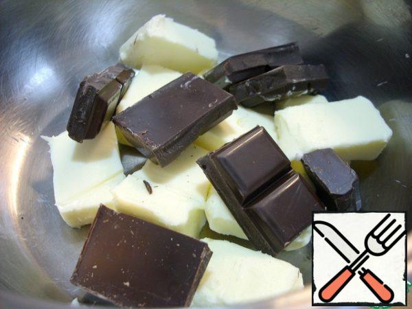 The amount of ingredients is designed for a rectangular shape with a size of 10X30 cm. Melt the chocolate with butter in a water bath (I've been getting used to it for a long time and melt it on low heat).
