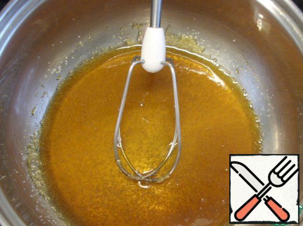 We'll do the caramel mousse. Put the sugar to melt over low heat in a dry saucepan with a thick bottom. It is important not to interfere with sugar! Soak the gelatin in cold water.