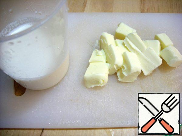 Prepare the butter and cream (65 ml). When the sugar has turned into caramel, boil the cream, and boiling, add them to the caramel, removed from the heat, with constant stirring, and add the oil. If formed pieces of melted caramel, transfer the mixture to a small fire and cook until smooth. Carefully, with the infusion of a cream, the liquid will behave actively, can't touch this!