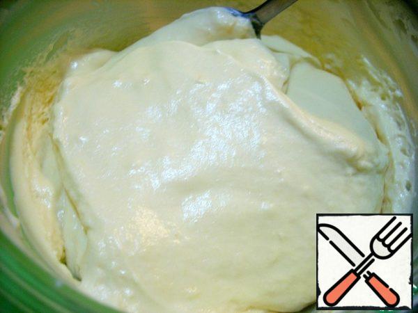 Put the mousse in the refrigerator for 30 minutes, it will begin to thicken - so you can cover the base with it!