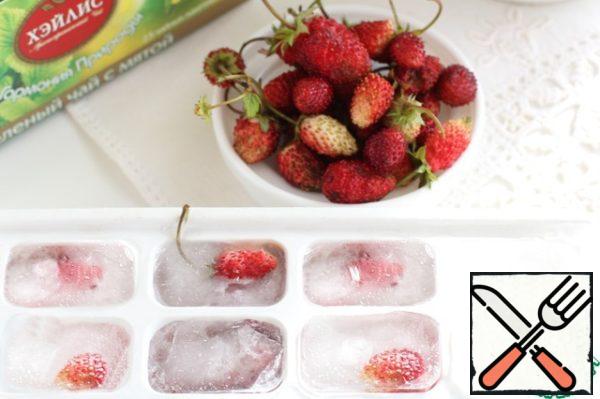I always keep in the freezer at least one tray with frozen berries in the ice. This is a great way to turn a drink into a real holiday.