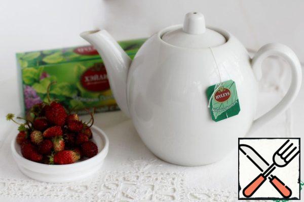 Strawberry berries are perfectly combined with the astringency of green tea and the coolness of mint. For this reason, green tea with mint was chosen. Fill the tea bags with water about 80 degrees, this is the state of water when it just starts to boil, forming a haze. Let it brew for 3-5 minutes.
