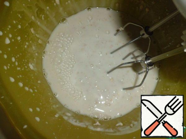To add flakes filtered (chilled) green tea, a little lime juice (a teaspoon will be enough), sugar and whisk a couple of minutes with a mixer.
Pour, decorate and serve.