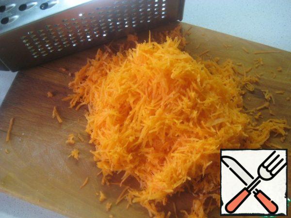 Peel and grate the carrots.