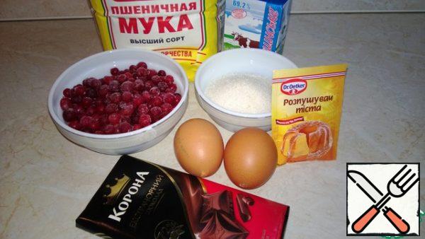 Ingredients: flour, eggs, sugar, butter, dark chocolate, baking powder, cranberries.
