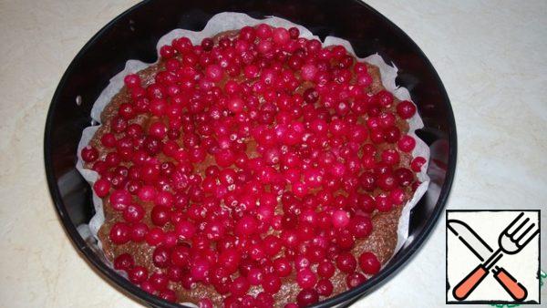Spread on top of the cranberries. And as if push it into the dough. And align by hand. Put in the oven 170 gr. for 25-30 minutes.