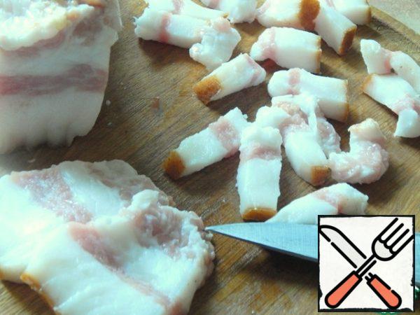 Cut the lard into small pieces, add pepper and salt (if desired and taste, keep in mind that the soy sauce is quite salty).