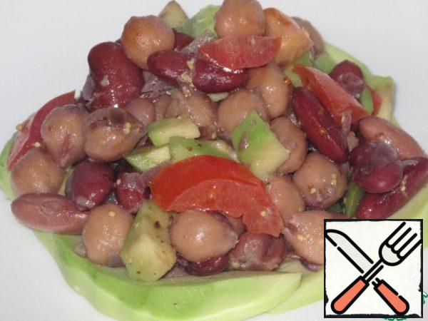 Mix beans, chickpeas, avocado and vegetables.
Season with 2 tablespoons of sauce.