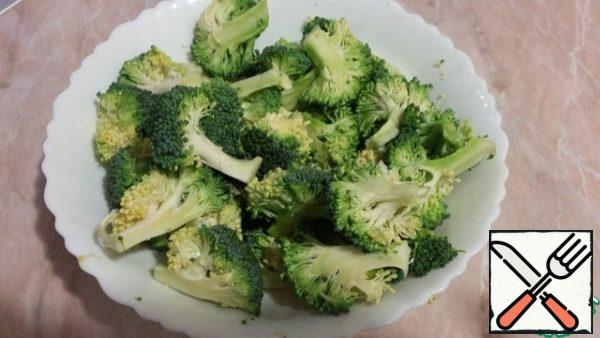Forks broccoli thoroughly washed and divided into florets.