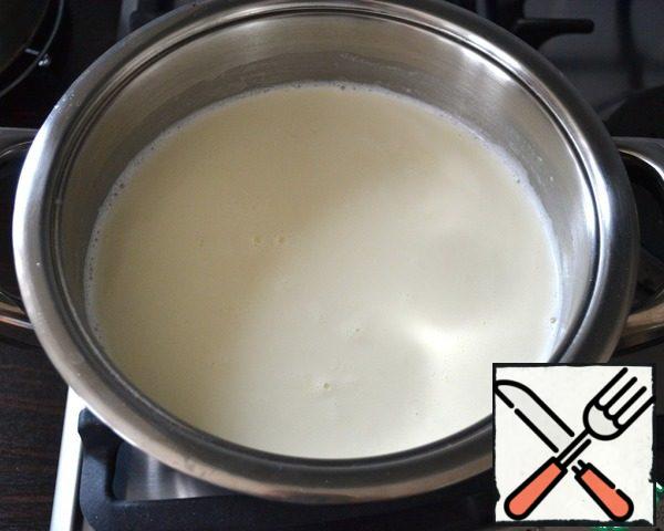 Pour the milk and cream into a frying pan, add vanilla extract, a pinch of salt (optional) and bring the mixture almost to a boil, then reduce the heat to a minimum.
