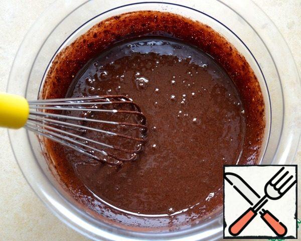 Grind the yolks with sugar, add cocoa and beat everything until the sugar is completely dissolved. Then pour in the milk with a ladle and mix well.
