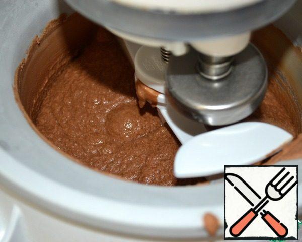 Then place the chocolate mixture in the freezer and cook according to the manufacturer's instructions.
If you don't have an ice cream machine, it's okay! It can also be prepared "manually". To do this, pour the cold mixture into a plastic container with a lid and put it in the freezer. After the first 45 minutes, take out the container with the mixture solidifying at the edges and mix it very vigorously with a spatula or whisk, completely breaking the formed "crystals". Then continue to take out and stir the freezing mixture every 30 minutes for 3-4 hours!
